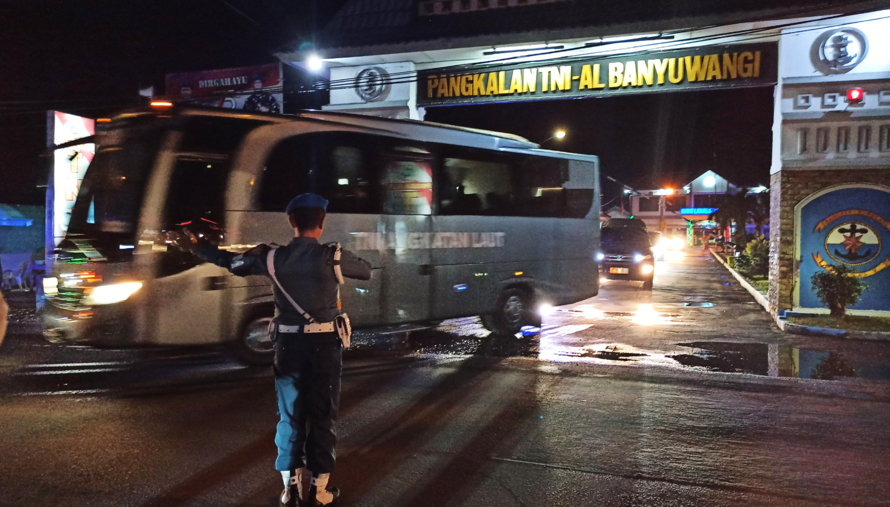 Sebuah bus TNI AL tampak meninggalkan Mako Lanal Banyuwangi (foto:Muh Hujaini/Ngopibareng.id)