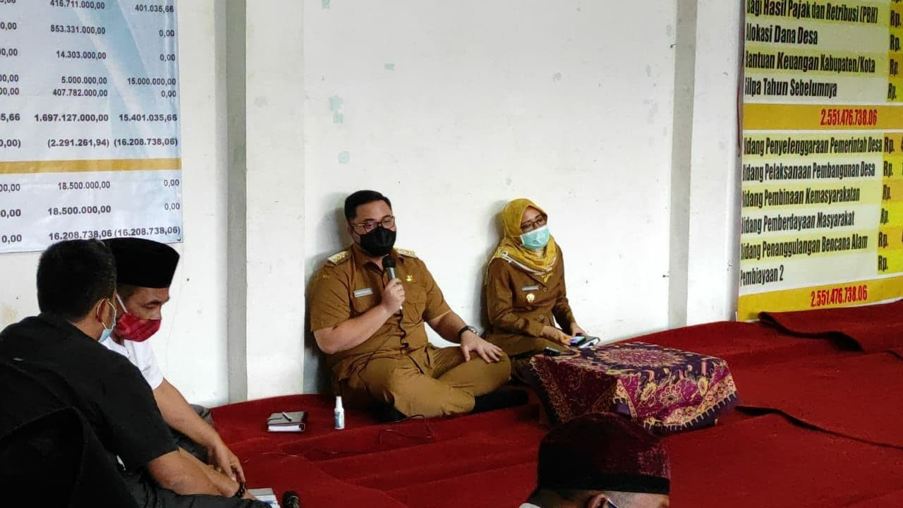 Bupati Kediri Hanindhito Himawan Pramana dan Wakil Bupati Dewi Maria Ulfa di Desa  Petungroto, Kediri. (Foto: Fendhy Plesmana/Ngopibareng.id)