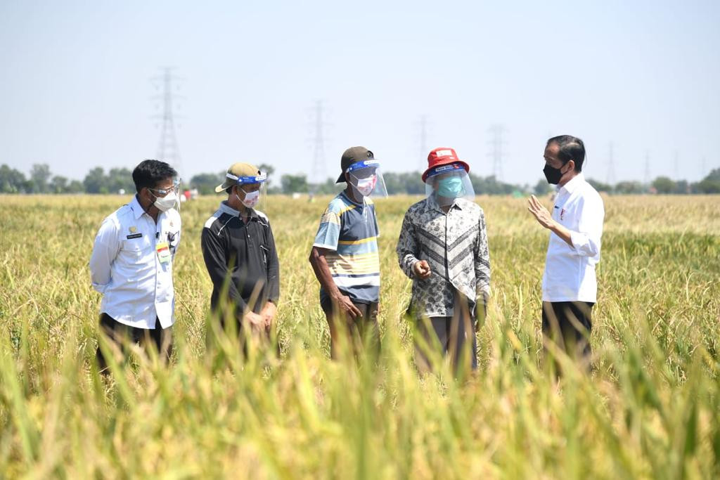 Presiden Joko Widodo (Jokowi) berdialog dengan perwakilan petani saat kunjungan kerja di Jawa Barat, Rabu 21 April 2021. (Foto: Dok. Setpres)