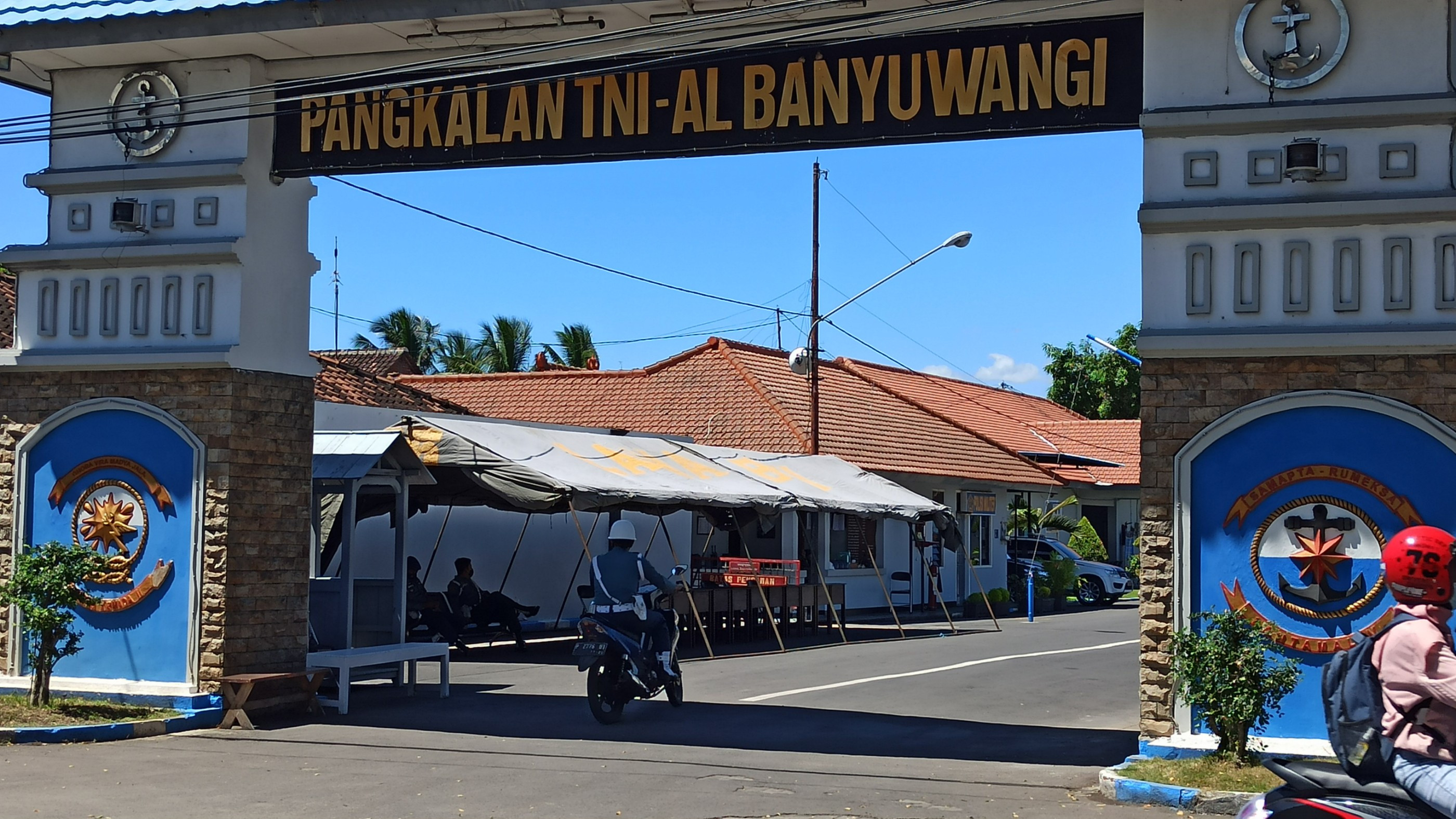 Sebuah tenda didirikan di halaman Lanal Banyuwangi (foto:Muh Hujaini/Ngipibareng.id)