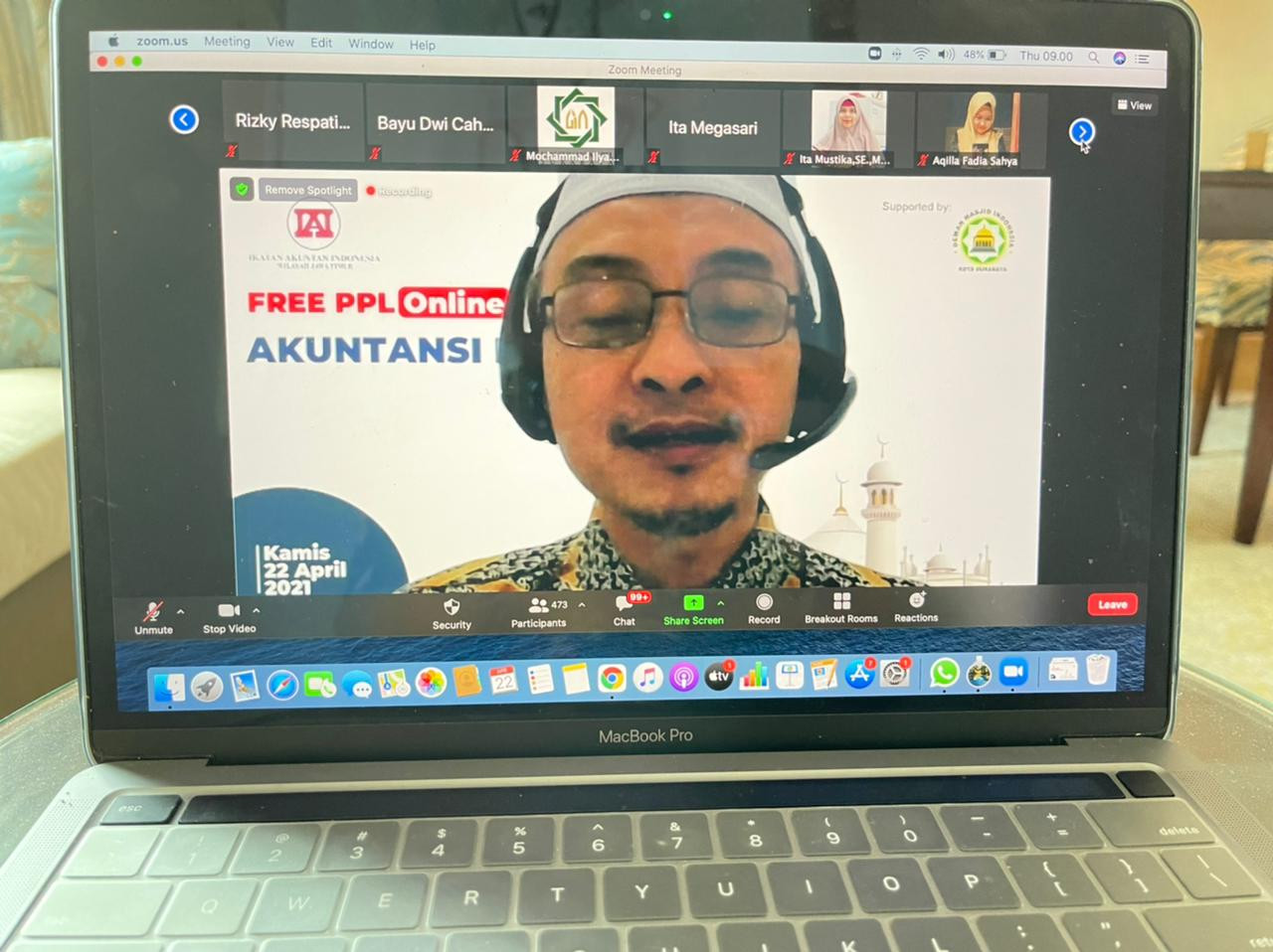 Prof Nizarul Alim saat menyampaikan materi dalam webinar Sistem Akuntansi Masjid IAI (Ikatan Akuntasi Indonesia) Jatim dan DMI (Dewan Masjid Indonesia) Kota Surabaya. (Foto: Istimewa)