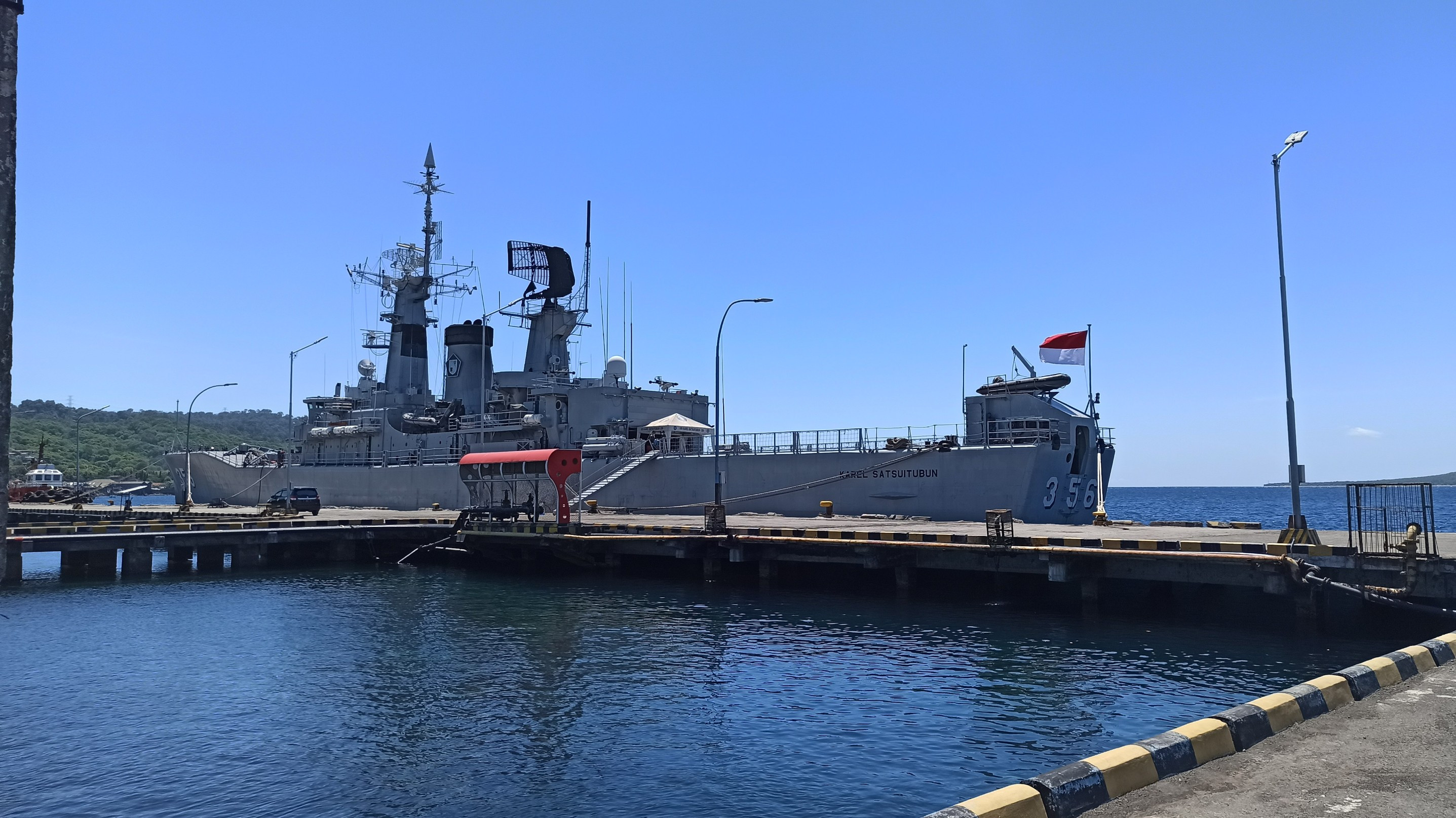 KRI Karel Satsuitubun tampak berlabuh di Pelabuhan Tanjungwangi Banyuwangi (foto:Muh Hujaini/Ngopibareng.id)