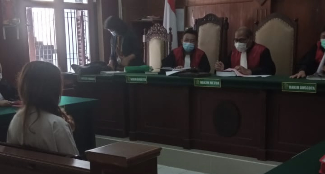 Stella ketika menjalani proses sidang di PN Surabaya (Foto: Istimewa)