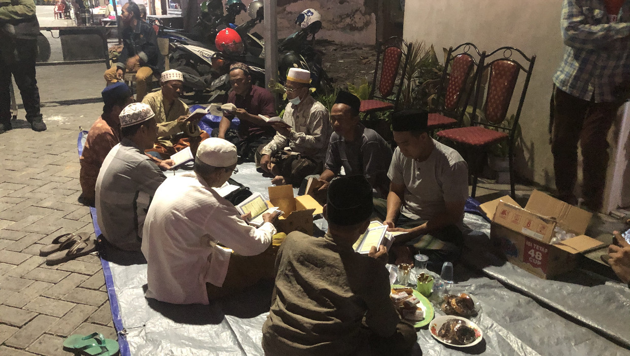 Suasana doa bersama keluarga dan tetangga salah satu Kru KRI Nanggala 402, Guntur Ari Prasetyo. (Foto: Andhi Dwi/Ngopibareng.id)