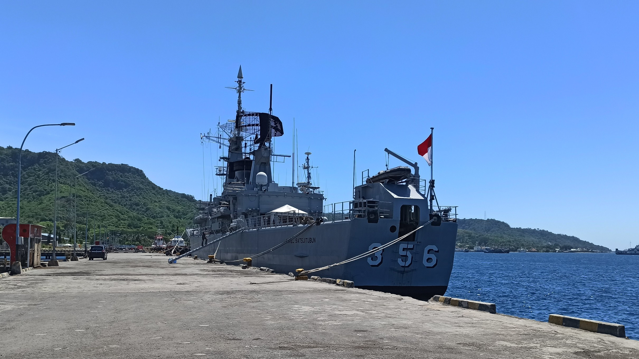 KRI Karel Satsuitubun berlabuh di Pelabuhan Tanjungwangi Banyuwangi pada Kamis siang (foto:Muh Hujaini/Ngopibareng.id)