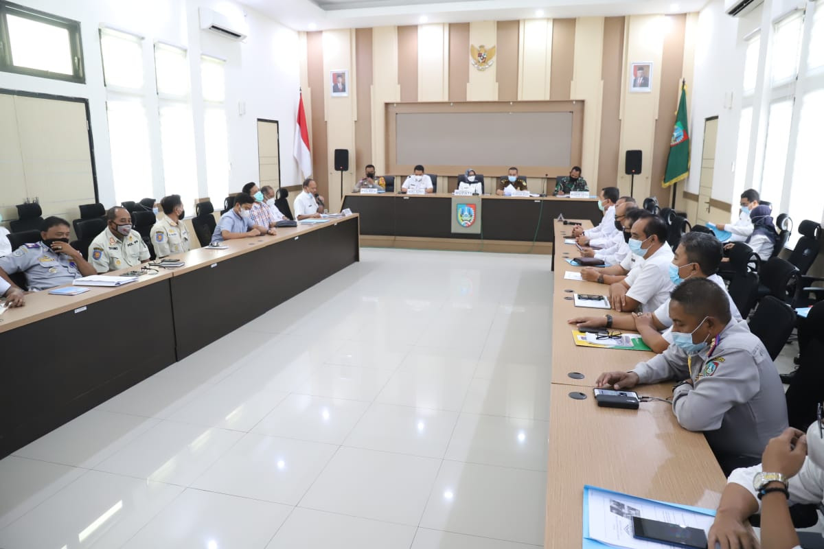 Rapat koordinasi lintas sektor persiapan dimulainya proyek penataan Jalan KH Wahid Hasyim di ruang rapat Swagata Pendopo Kabupaten Jombang, Jawa Timur, Rabu 21 April 2021.