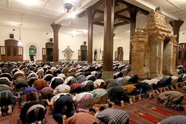 Salat Tarawih di masjid bersejarah di Kudus pada masa sebelum pandemi (Foto: Istimewa) 