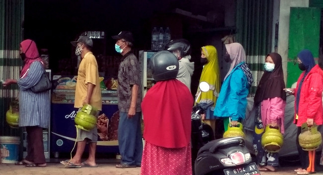 TAK BOLEH TERJADI: Masyarakat kurang mampu di Bondowoso tidak boleh antre panjang lagi membeli gas elpiji kg bersubsidi. (foto: guido/ngopibareng.id)