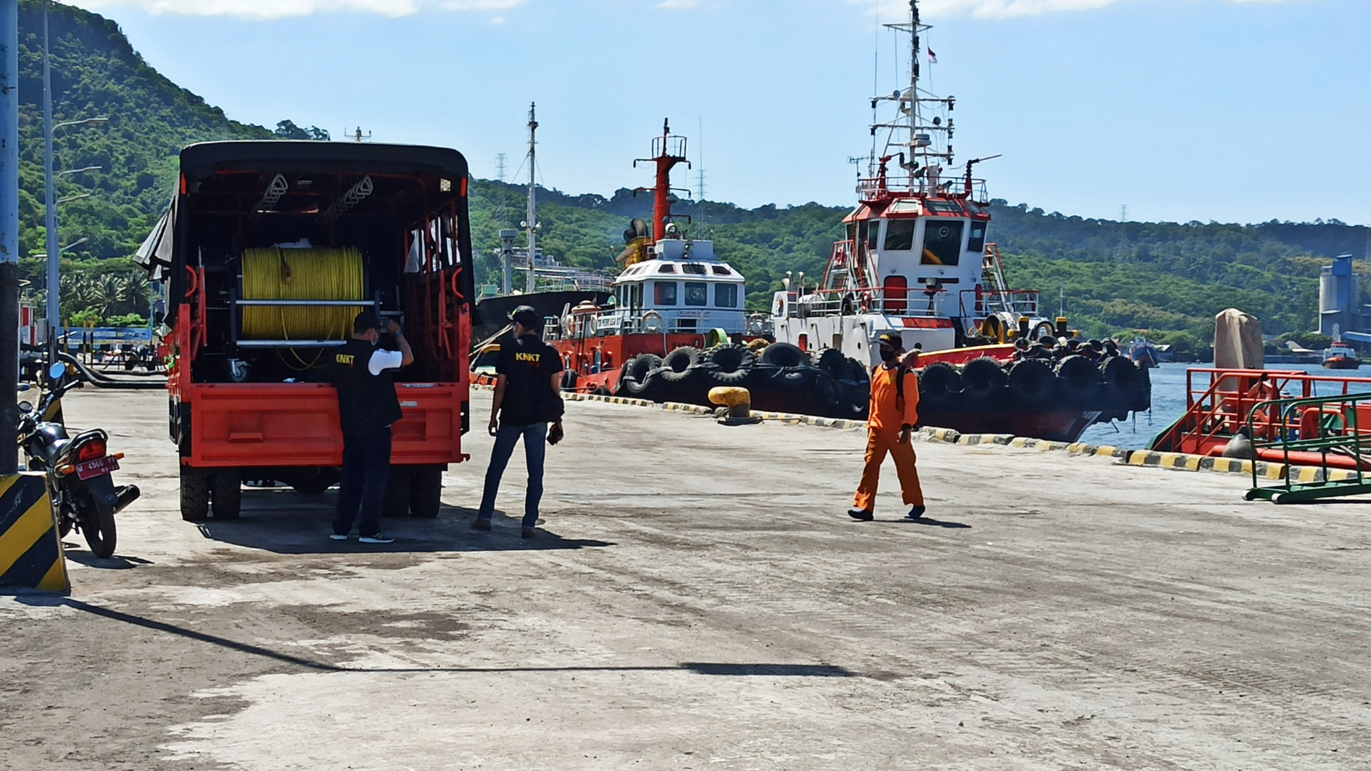 Truk Basarnas mengangkut ROV untuk dibawa Ke KN Arjuna (Foto:Muh Hujaini/Ngopibareng.id)