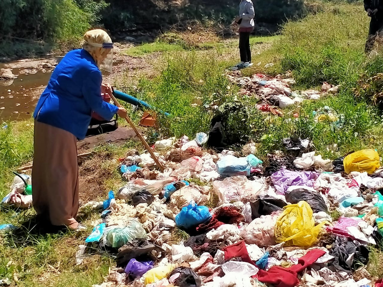 Limbah medis yang pernah dibuang secara ilegal di badan sungai di Kedungrejo, Kecamatan Bantaran, Kabupaten Probolinggo, pertengahan 2020 silam. (Foto: Ikhsan Mahmudi/ngopibareng.id)