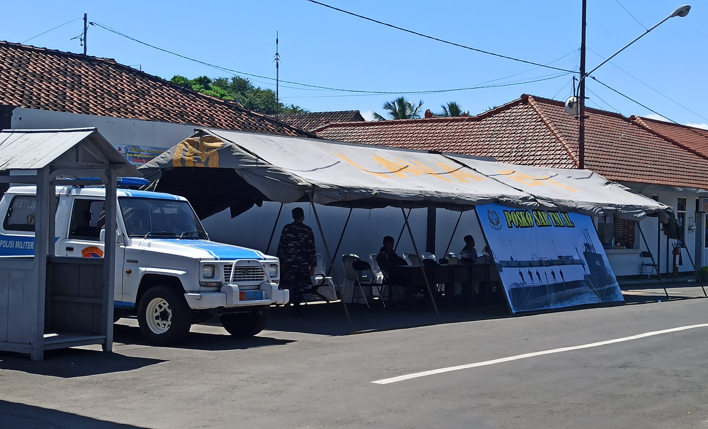 Tenda Posko SAR di halaman Lanal Banyuwangi. (Foto: Muh Hujaini/Ngopibareng.id)