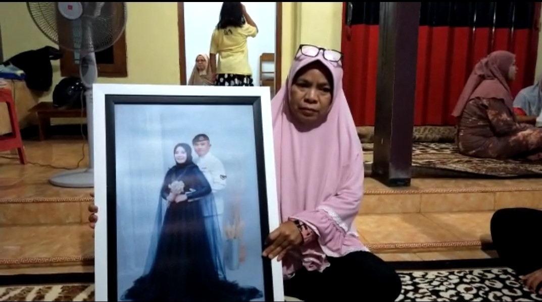 Ibu mertua Pandu Yudha Kusuma, Yayak Dwi Ernawati menunjukkan foto pernikahan pandu dengan anaknya. (Foto:istimewa)