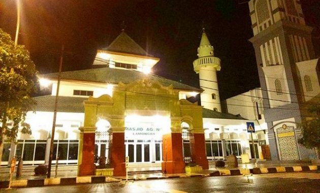 Suasana malam di Masjid Agung Lamongan. (Foto: Istimewa)