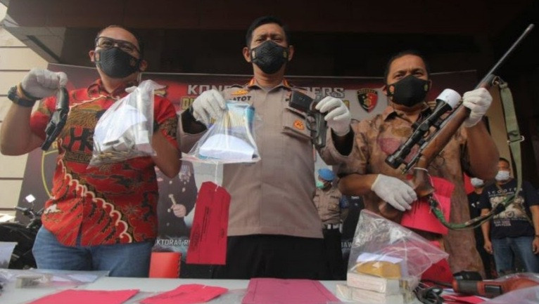 Barang bukti penangkapan senpi ilegal oleh Polda Jatim. (Foto: Istimewa)