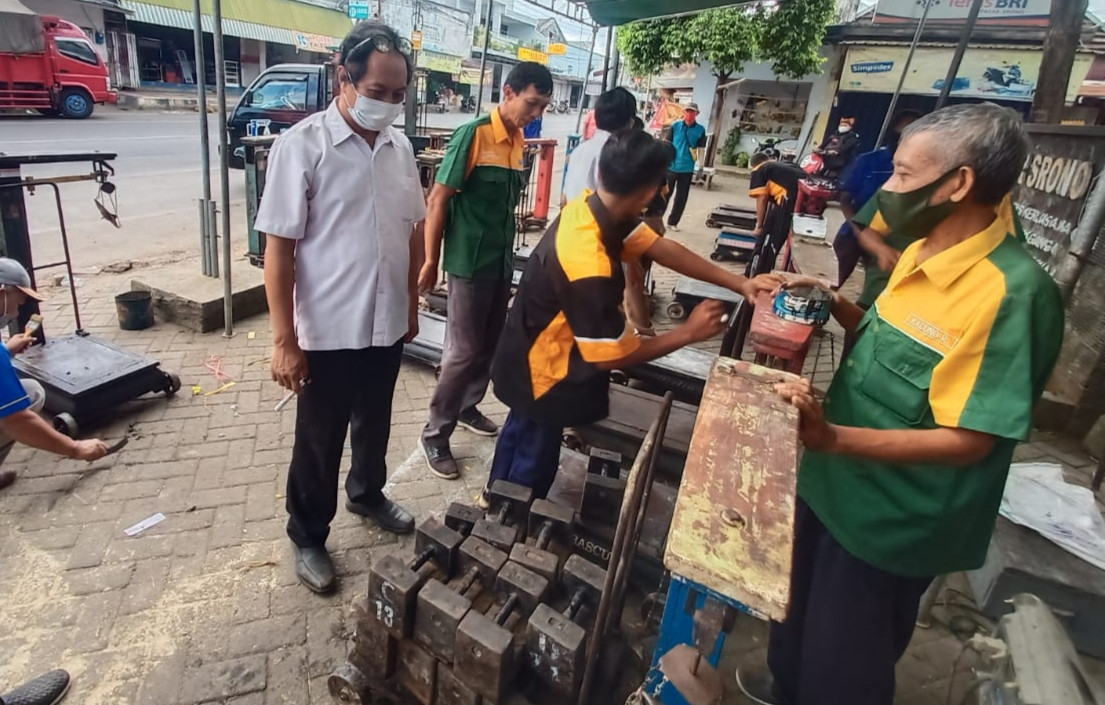 Petugas melakukan proses tera ulang di pasar Srono, Banyuwangi (Foto: Istimewa)