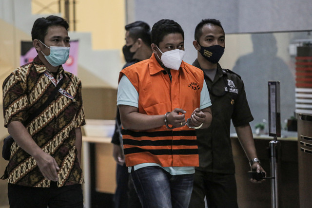 Penyidik KPK Stepanus Robin Pattuju digiring petugas untuk mengikuti konferensi pers usai menjalani pemeriksaan di Gedung Merah Putih KPK, Jakarta, Kamis 22 April 2021. (Foto: Antara Foto/Dhemas Reviyanto)