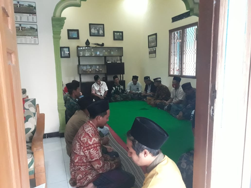 Keluarga Lettu Sona di Blitar menggelar doa bersama menanti mukjizat di bulan ramadhan. (Foto: Choirul Anam/Ngopibareng.id)