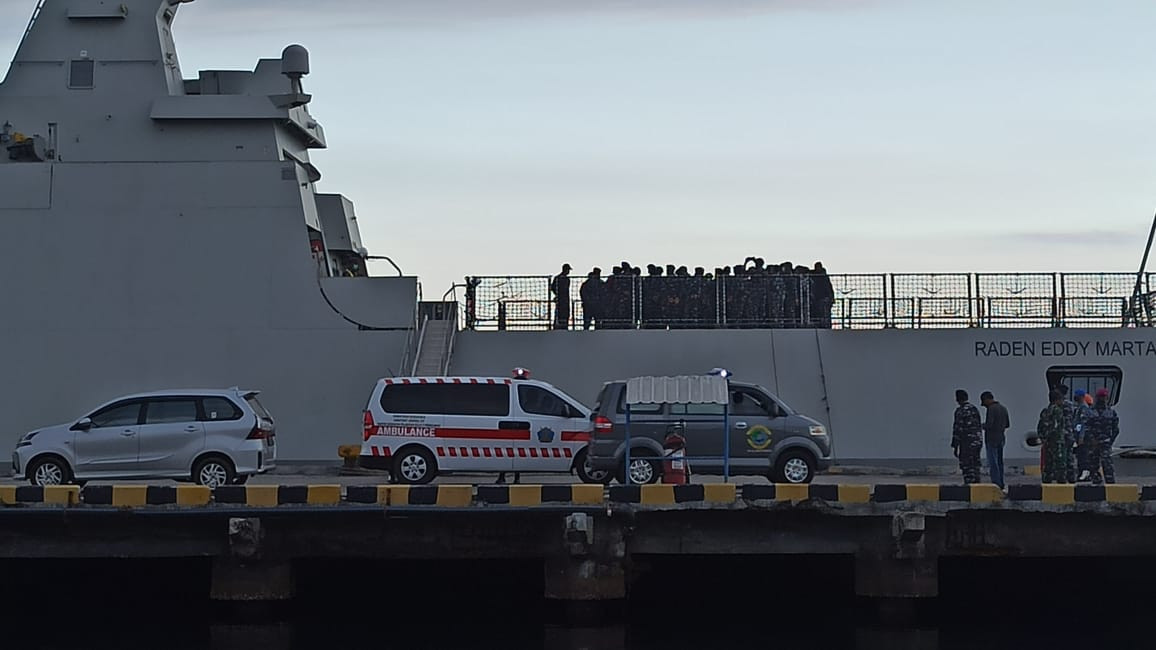 KRI Raden Eddy (RE) Martadinata berlabuh di Pelabuhan Tanjungwangi, Banyuwangi, Sabtu,24 April 2021. (Foto: Moh Hujaini/Ngopibareng.id)