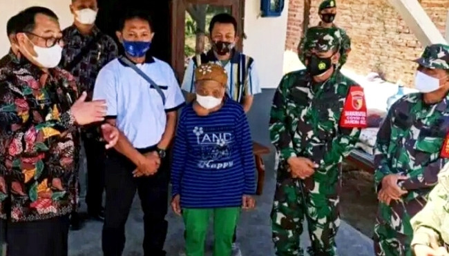 Wabup Bondowoso Irwan Bachtiar Rahmat dan Dandim 0822 Letkol Kav. Widi Widayat bersama nenek Misjani di Desa Sumbersari Kecamatan Maesan. (Foto: Istimewa)