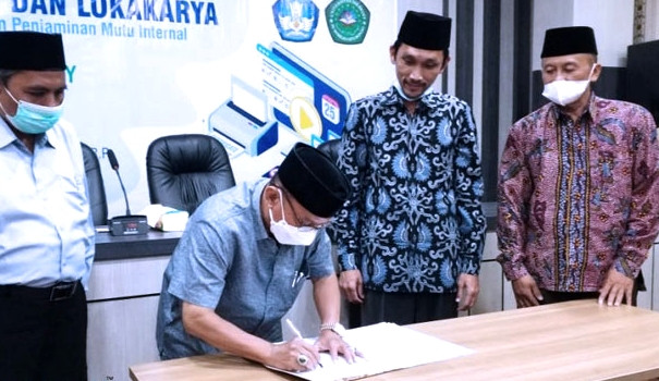 Bupati Situbondo Karna Suswandi menandatangi MoU dengan Universitas Ibrahimy Sukorejo Situbondo. (Foto: Istimewa)