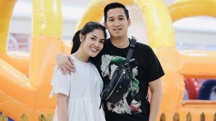 Penyanyi Nindy Ayunda saat mesra dengan suami, Askara Parasady Harsono atau Aska. (Foto: Instagram)