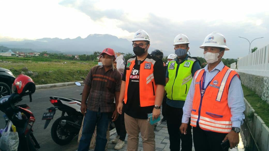 Bupati Kediri Hanindhito Himawan Pramana ketika meninjau lokasi embung dekat bandara di Kediri. (Foto: Fendhy Plesmana/Ngopibareng.id)