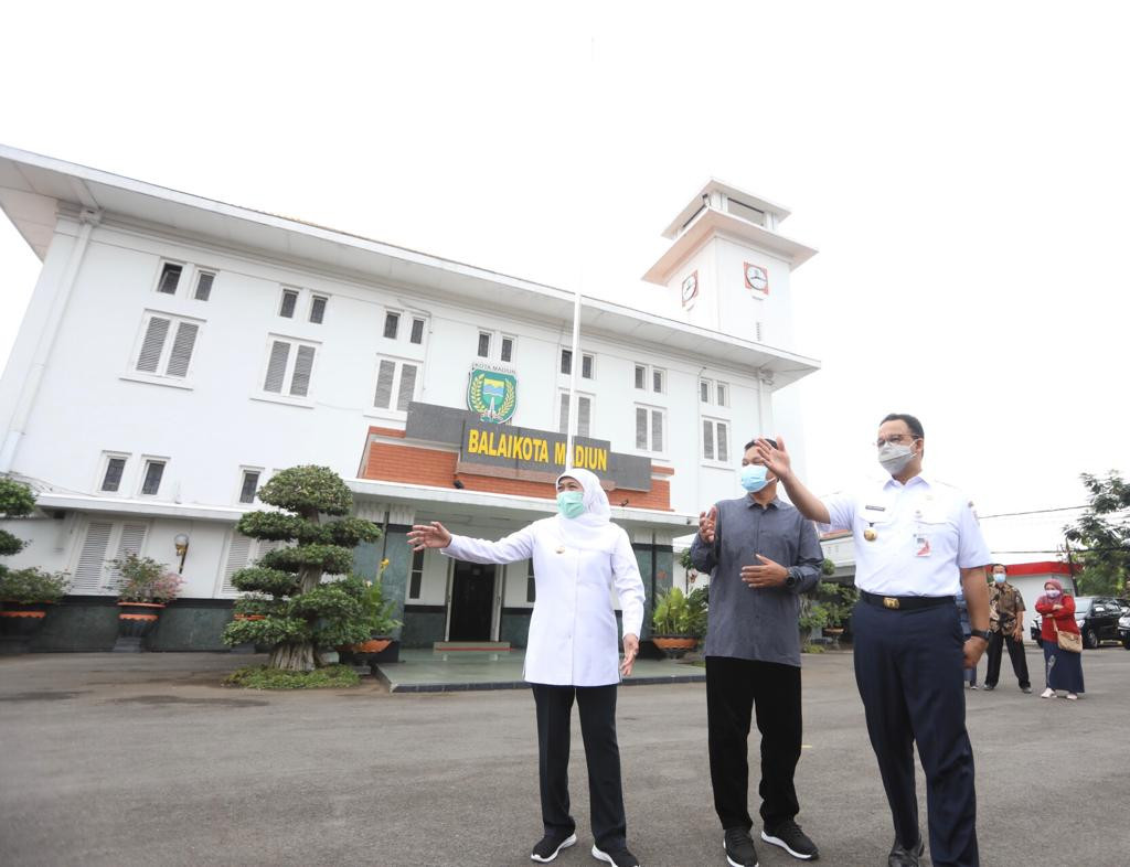 Gubernur Jawa Timur Khofifah Indar Parawansa bertemu Gubernur DKI Jakarta Anies Baswedan dalam rangka penyerapan beras Jatim untuk DKI Jakarta. (Foto: Istimewa)