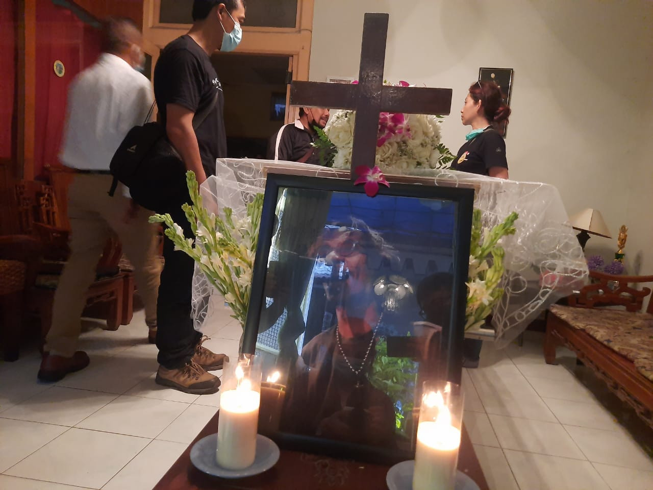 Suasana di rumah duka mendiang bassist Boomerang Hubert Henry di daerah Kalongan Kidul, Surabaya. (Foto: Alief Sambogo/Ngopibareng.id)