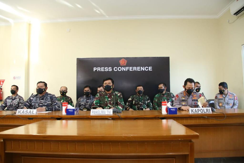 Panglima TNI Marsekal Hadi Tjahjanto saat jumpa pers bersama Kepala Staf Angkatan Laut (KSAL) Laksamana TNI Yudo Margono, dan Kapolri Listyo Sigit Prabowo serta para staff. (Foto: Twitter TNI AL)