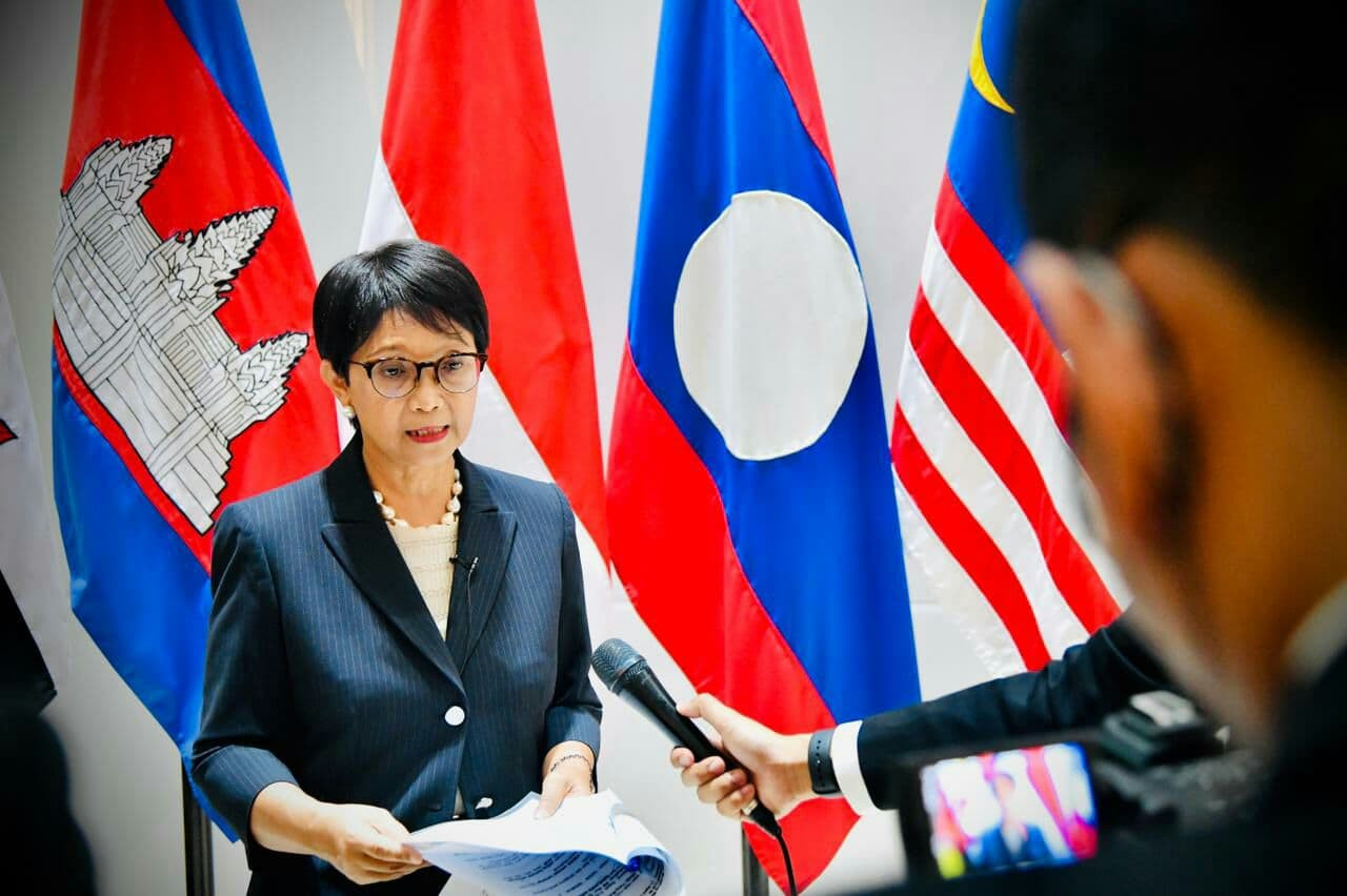 Menteri Luar Negeri Retno Marsudi berbicara hasil pertemuan bilateral antara Presiden Joko Widodo dengan PM Kamboja Hun Sen setelah KTT Asean (Foto: Setpres)