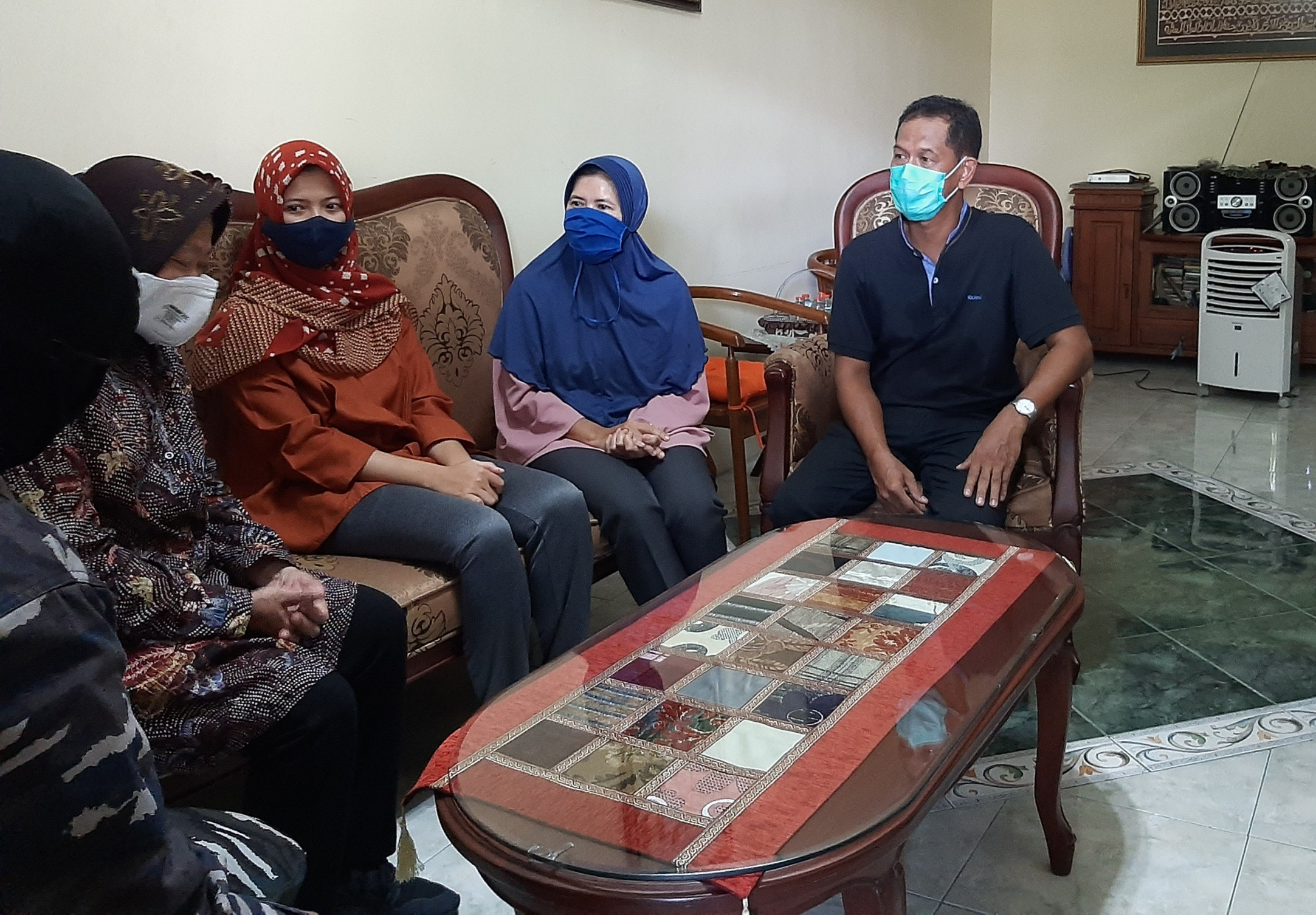 Mensos Tri Rismaharini datangi rumah kru KRI Nanggala 402 yang viral di Tiktok. (Foto: Pita Sari/Ngopibareng.id)