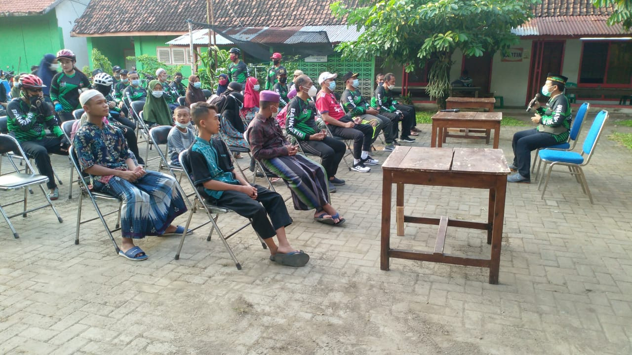 Doa bersama belasan anak yatim bersama pegiat sepeda Lodeh Cycling Club (LCC) di halaman kantor Perum Perhutani KPH Jombang, Senin 26 April 2021. (Foto: Mardiansyah Triraharjo/Ngopibareng)