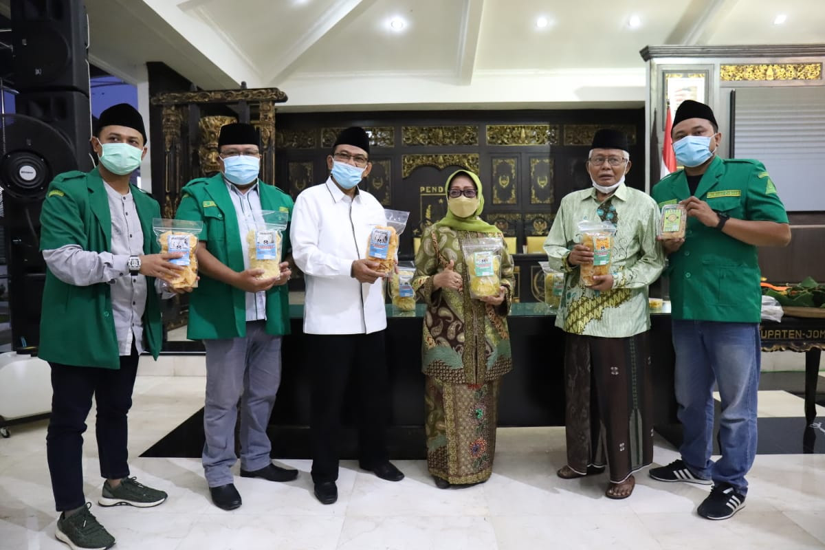 Bupati Hj Mundjidah bersama Ketua DPRD H. Mas’ud Zuremi serta didampingi H. Zulfikar Damam Ikhwanto, berfoto sambil membawa produk-produk UMKM yang menjadi binaan PC GP Ansor Jombang. (Foto: Mardiansyah Triraharjo/Ngopibareng.id)