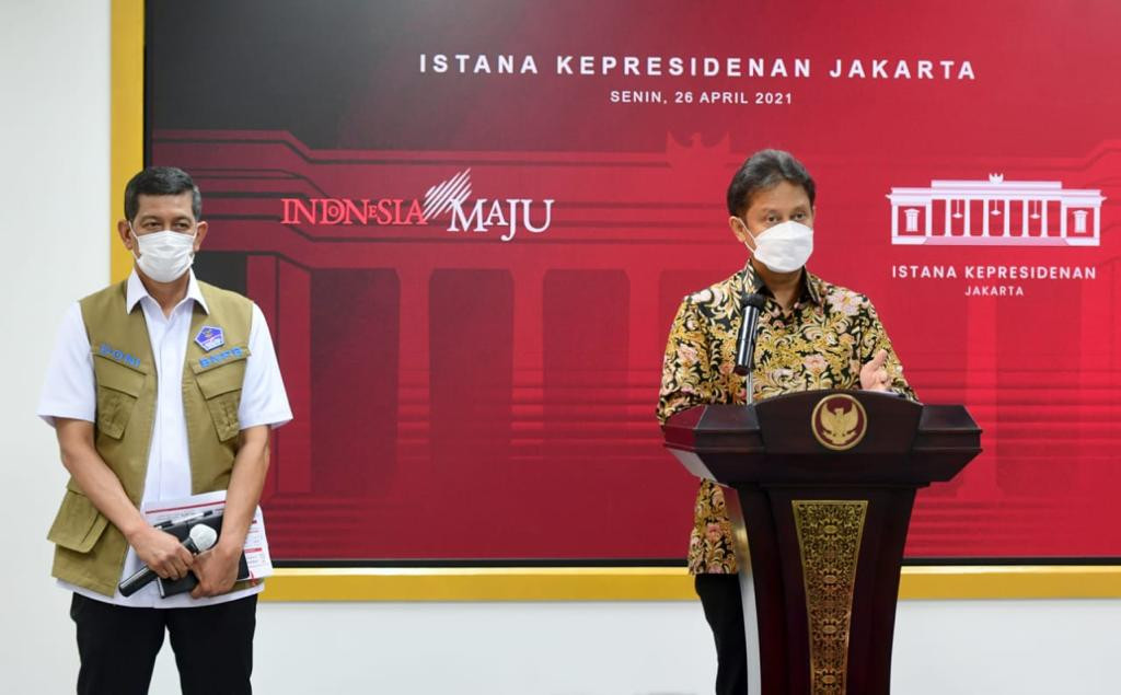 Menkes Budi Gunadi Sadikin didampingi Kepala BNPB Doni Monardo dalam konferensi pers, Senin, 26 April 2021. (Foto: Dok BNPB)