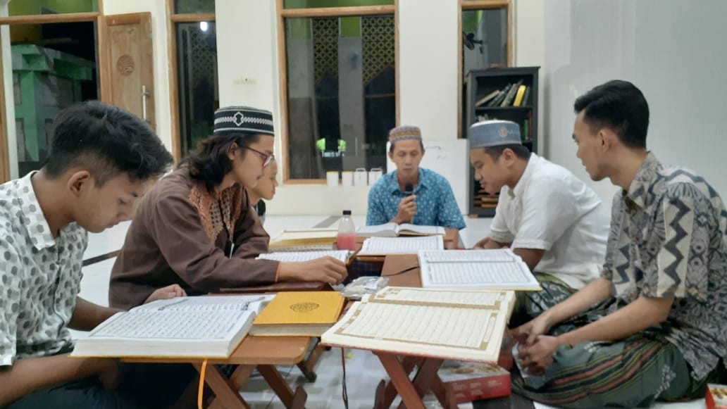 Tadarus di suatu mushalla di Sukodono, Sidoarjo. (Foto: Istimewa)