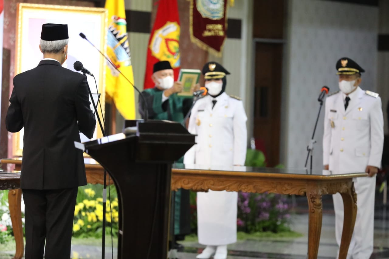 Ganjar melantik Bupati dan Wakil Bupati Grobogan. (Foto: Dok Prov Jateng)