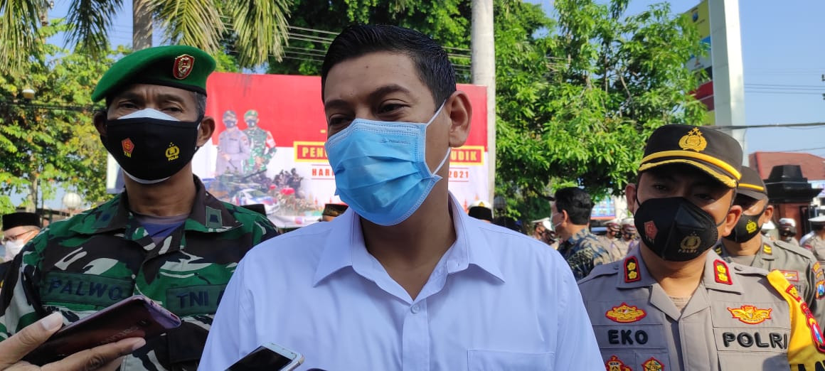 Walikota Kediri Abdullah Abu Bakar saat memberi keterangan kepada awak media. (Foto: Fendhy Plesmana/Ngopibareng.id)