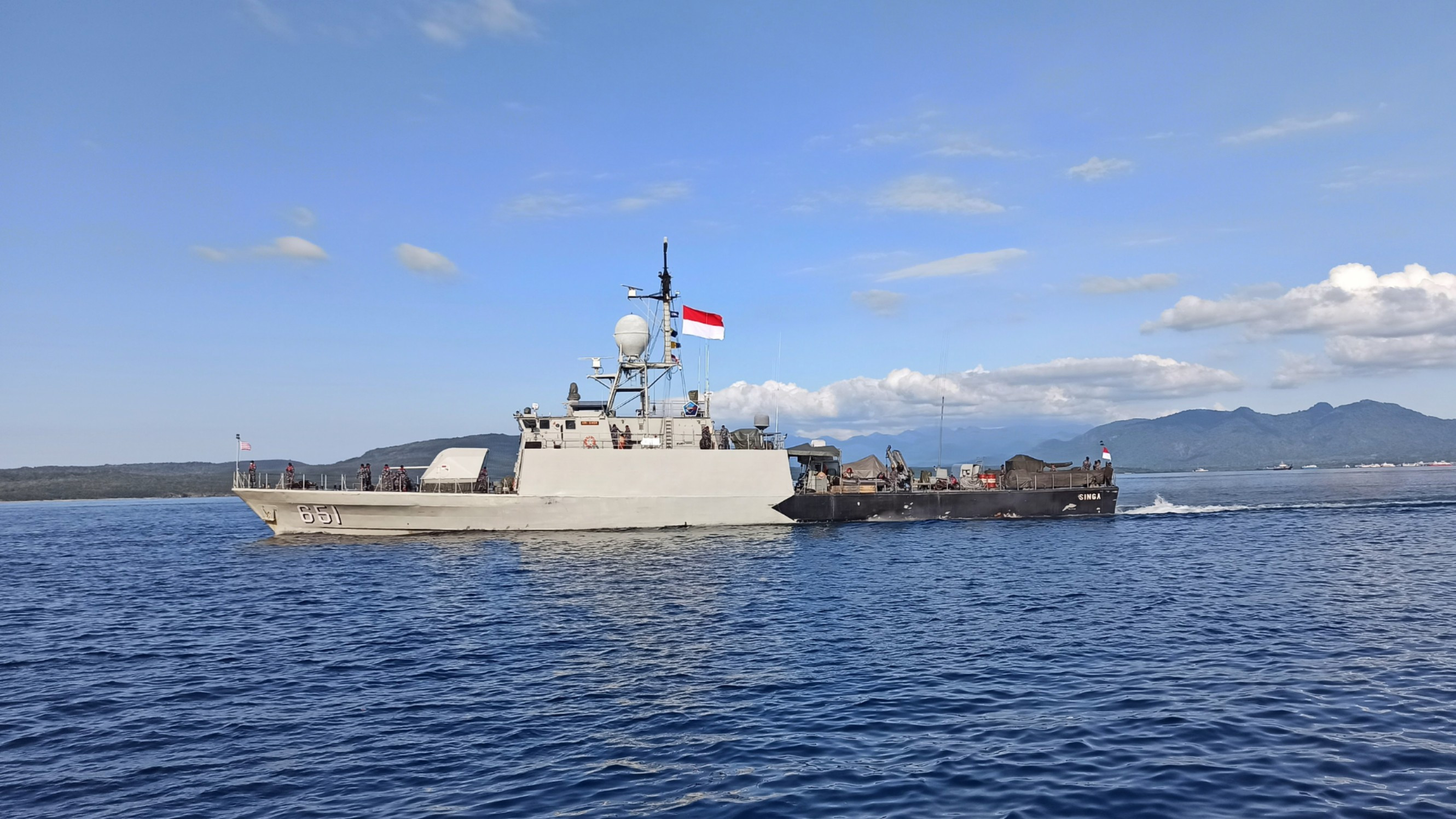 KRI Singa meninggalkan Pelabuhan Tanjungwangi pada Sabtu, 24 April 2021 lalu. KRI Singa merupakan salah satu KRI yang ikut mendukung upaya pencarian KRI Nanggala 402 yang tenggelam di perairan Utara Bali (foto:Muh Hujaini/Ngopibareng.id)