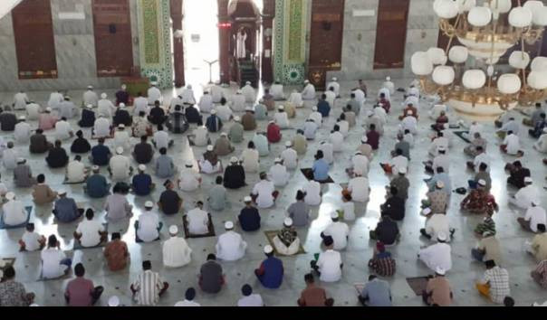 Salat Tarawih dalam suasana pandemi Covid-19 tetap sesuai protokol kesehatan. (Foto: Istimewa)