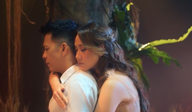 Kolaborasi Ariel NOAH dengan Bunga Citra Lestari (BCL) di lagu Mencari Cinta. (Foto: YouTube)