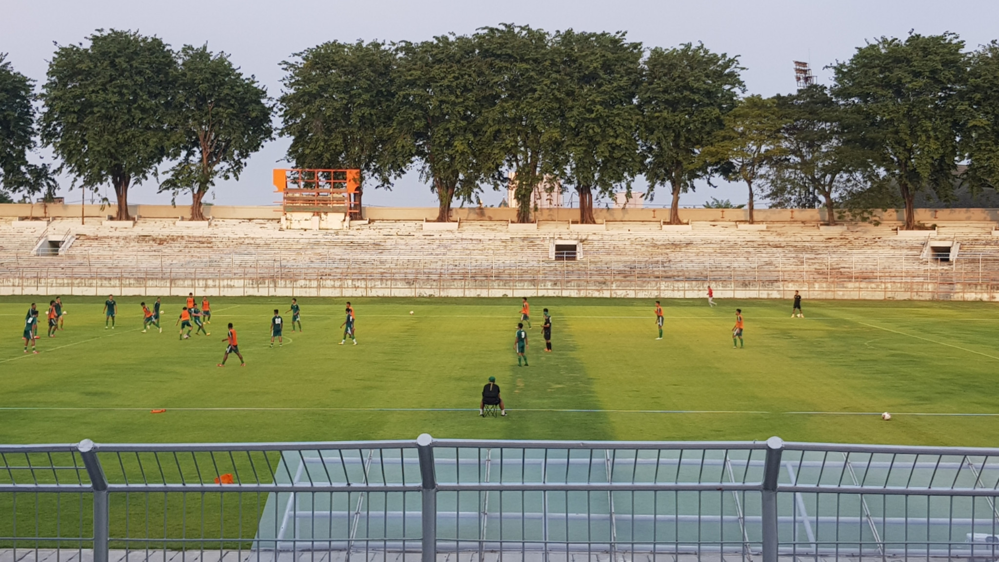 Tim Persebaya kembali berlatih di Stadion Gelora 10 November, Seasa 27 April 2021. (Foto: Fariz Yarbo/Ngopibareng.id)