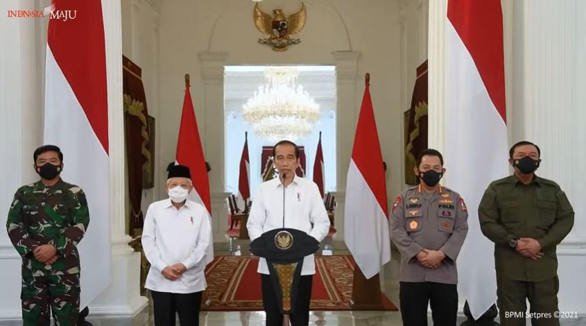 Presiden Jokowi mengumumkan bahwa 53 awak kapal selam KRI Nanggala-402 yang gugur dalam bertugas diberi penghargaan kenaikan pangkat dan Bintang Jalasena. (Foto: Tangkapan layar)