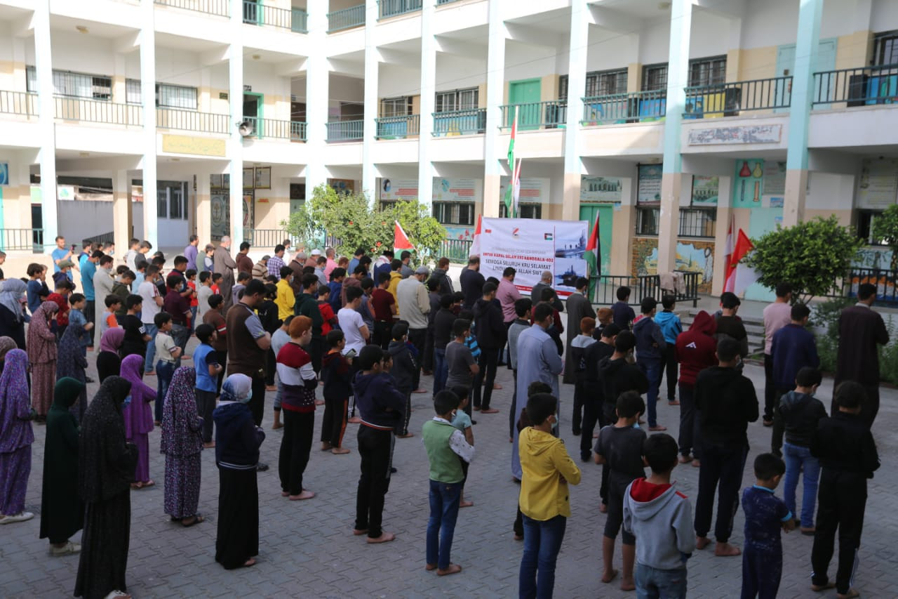 Komunitas Muslim Palestika ketika melaksanakan Salat Ghaib bagi pahlawan bangsa yang gugur dalam KRI Nanggala-402. (Foto: Istimewa)