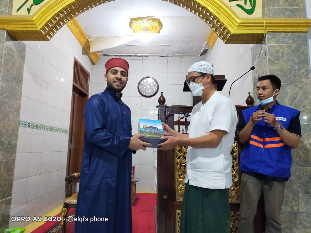 Syaikh Oday Al Akhras (kiri) di Masjid Taman Bahagia, Kota Probolinggo. (Foto: Ikhsan Mahmudi/Ngopibareng.id)