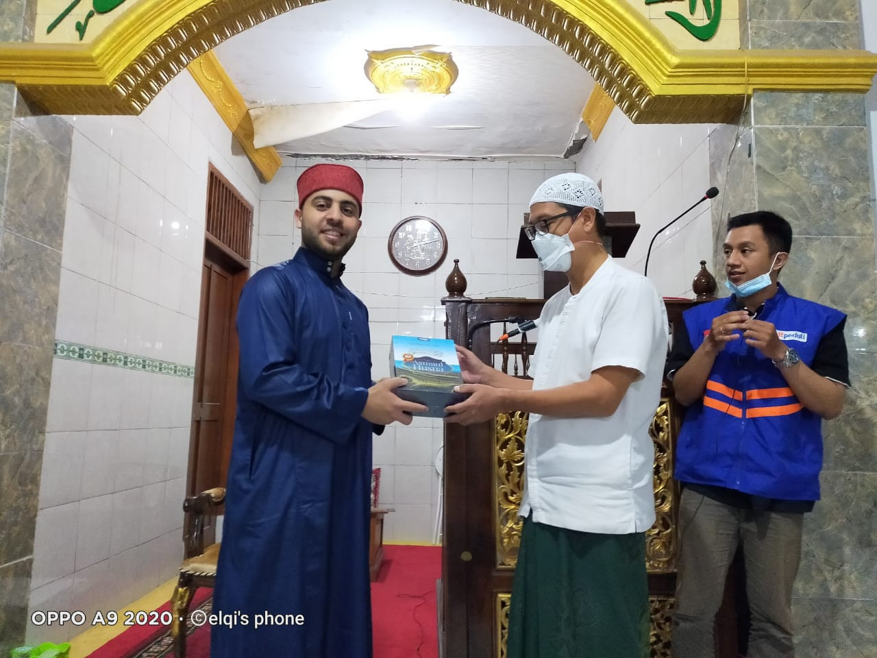 Syaikh Oday Al Akhras (kiri) di Masjid Taman Bahagia, Kota Probolinggo, Jawa Timur. (Foto: Ikhsan Mahmudi/Ngopibareng.id)