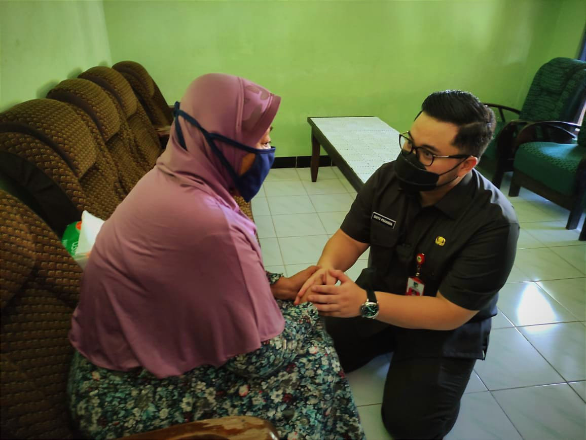 Bupati Kediri Hanindhito Himawan Pramana. Dia didampingi oleh Dandim 0809, Letkol Infantri Rully Eko Suryawan mengunjungi kediaman Trismiyati, orangtua Serda Edi Wibowo di Dusun/Desa Ngadiluwih, Kecamatan Ngadiluwih, Kabupaten Kediri. (Foto: Istimewa)