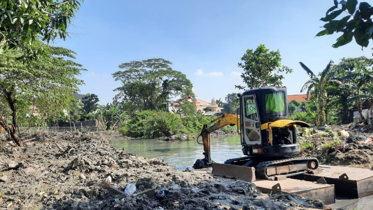 Satgas PU Surabaya melakukan pengerukan di area proyek bozem. (Foto: Istimewa)