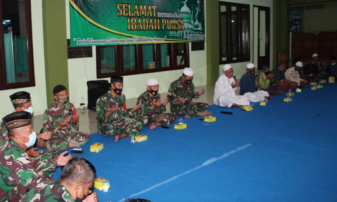 Prajurit Kodim 0825 Banyuwangi melakukan doa bersama untuk kru KRI Nanggala 402 yang dinyatakan gugur (foto: istimewa)