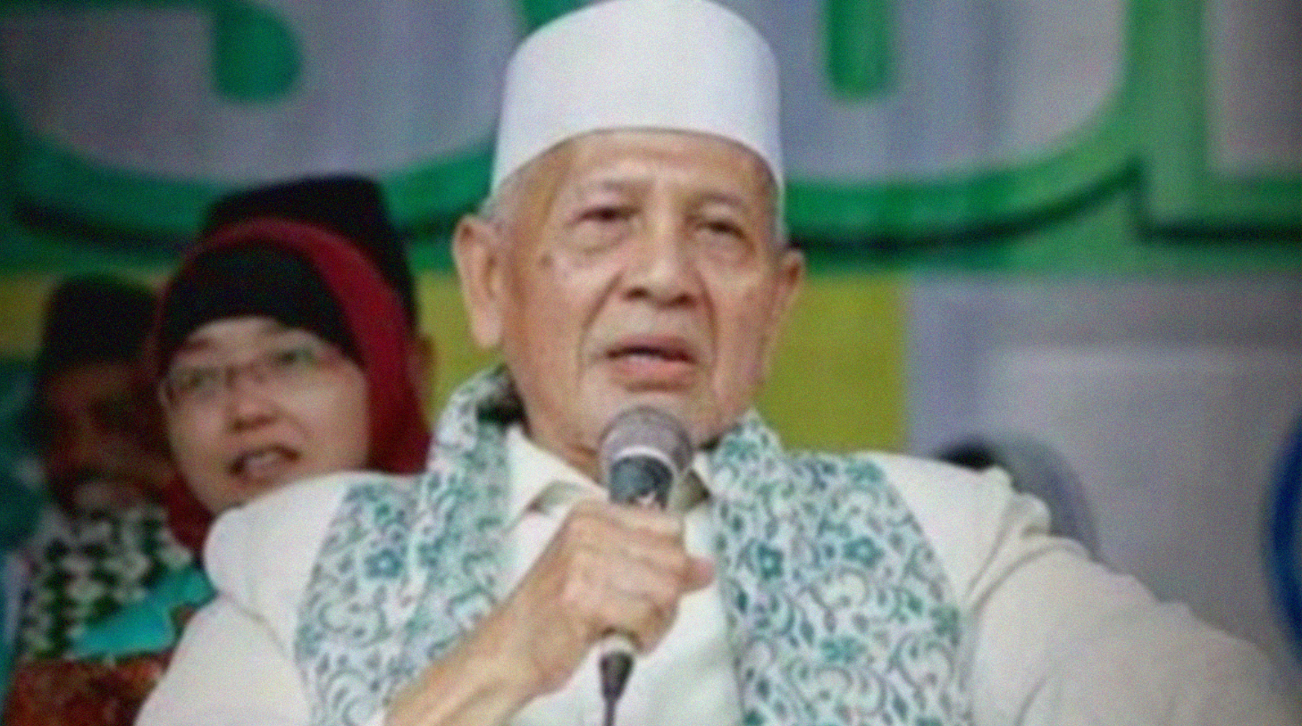 Kiai Syaroni Ahmadi saat memberi pengajian. (Foto: tampilan layar youtube)