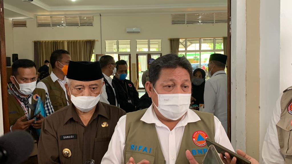 Deputi Bidang Rehabilitasi dan Rekonstruksi Badan Nasional Penanggulangan Bencana (BNPB), Rifai, usai pemberian bantuan dana tunggu hunian secara simbolis di Bakorwil III Jatim, Malang. (Foto: Lalu Theo/Ngopibareng.id)